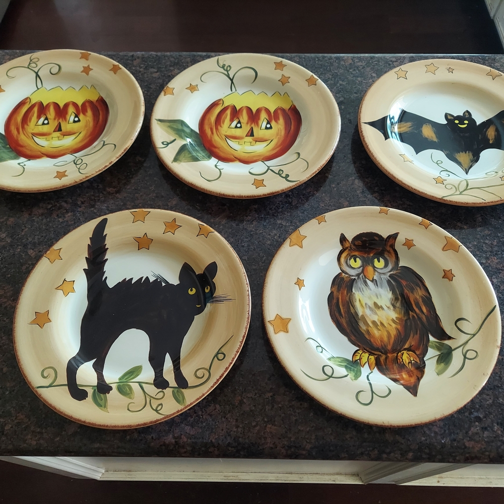 VERY RARE AND UNIQUE SET OF 5 DARIO FARRUCCI 11" PLATES. CAT, BAT, OWL  PUMPKIN